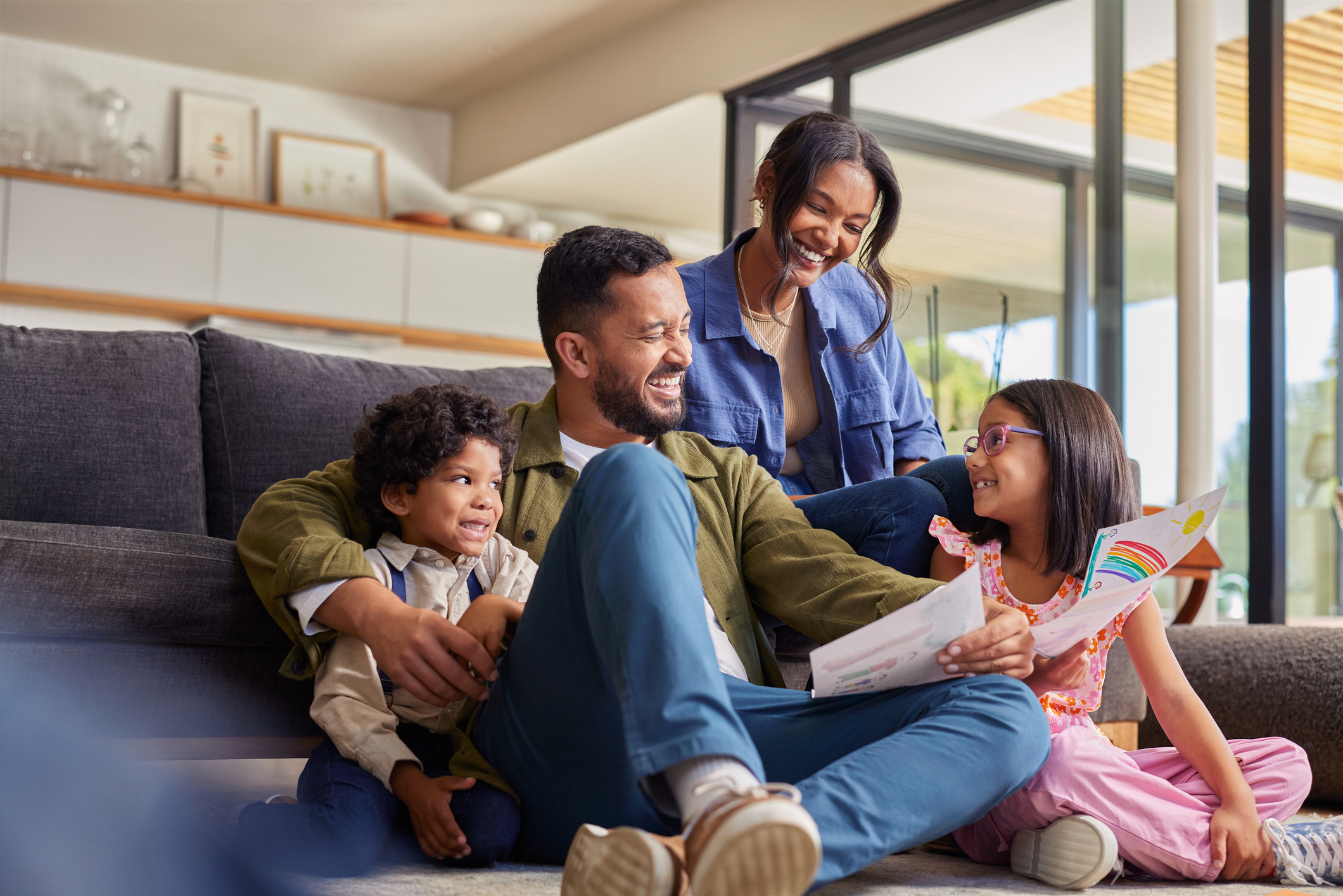 Famille découvrant des dessins - gestion locative professionnelle à Saïdia
